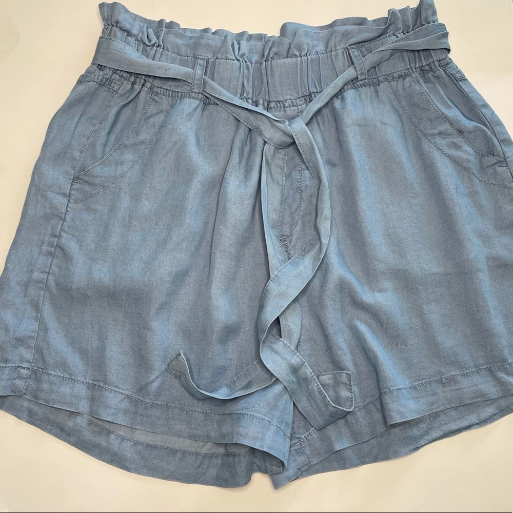 Thread and supply light wash lyocell shorts. L